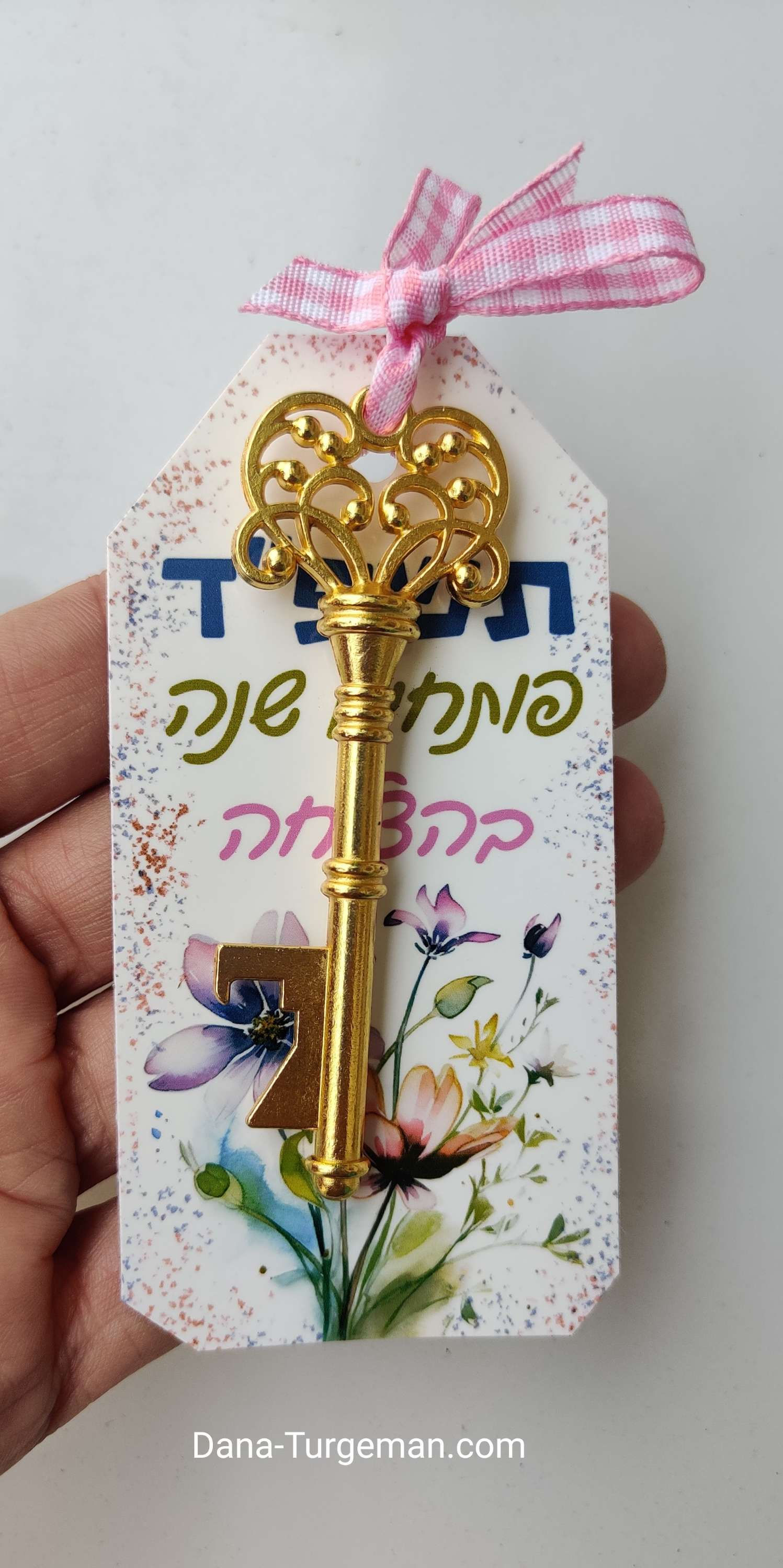 Bottle opener in the shape of a flash gold-plated key, successfully opening a year