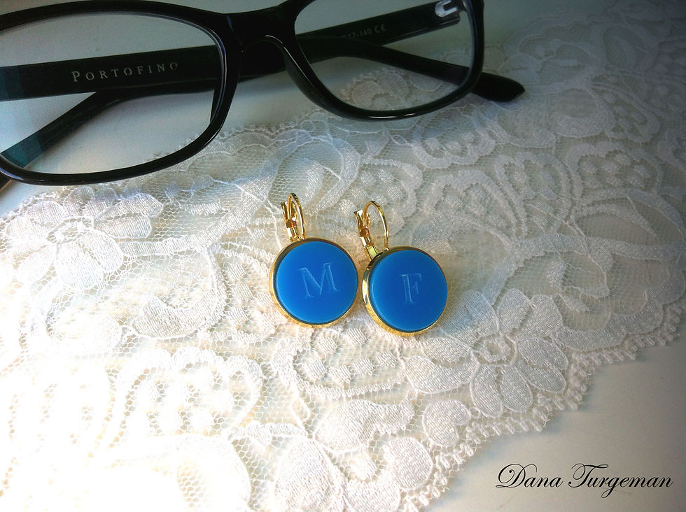 תמונה ממוזערת: עגילים בכחול עם חריטה אישית/Personal Blue Earrings