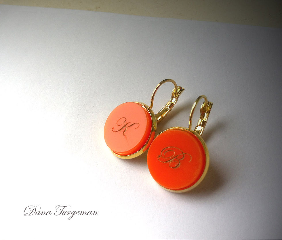 עגילים כתומים עם חריטה אישית / Orange Earrings