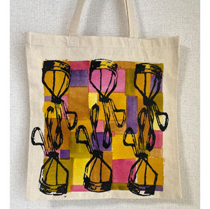 マルチカラーのビューラーの柄ののトートバッグ