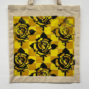 市松模様にバラの柄ののトートバッグ