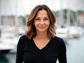 Valeria Quintini in front of a port of yachts