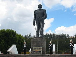 220px-Monumento_Gral_Eloy_Alfaro_-_Escuela.JPG