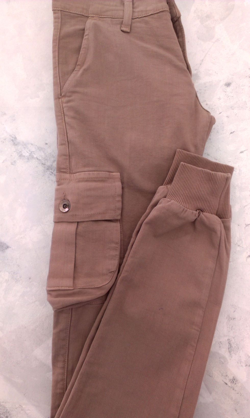 PANTALONE CON TASCHE E ELASTICO