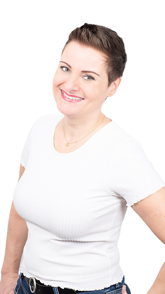 Lächelnde Patricia Spazierer im weißen T-Shirt