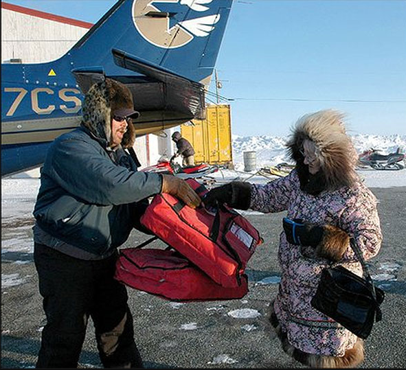 No Alaska em um vilarejo esquimó yupik chamado de Savoonga os moradores conseguiram aumentar seu cardápio local que inclui leões marinhos, veados e baleias, eles conseguiram adicionar pizza na sua dieta, isso porque a cidade mais próxima com uma pizzaria fica na cidade de Nome a cerca de 275 km de distância e é entregue através de um sistema de entregas aéreas, sim, delivery por avião, a empresa aérea Frontier faz a coleta e as entregas delivery das pizzas sem custo aos cerca de 3500 moradores do vilarejo e faz o delivery da pizza inclusive nas regiões próximas como em São Lorenço no mar gelado de bering e acredite, a entrega é gratuita como uma forma de ajudar a comunidade que atuam.