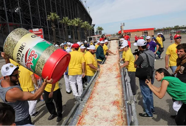 Foto da Pizza considerada a 1º Maior Pizza do Mundo, feita nos EUA em Fontana Los Angeles em 2017 com mais de 1,93 kilômetros de comprimento e quase 8 toneladas