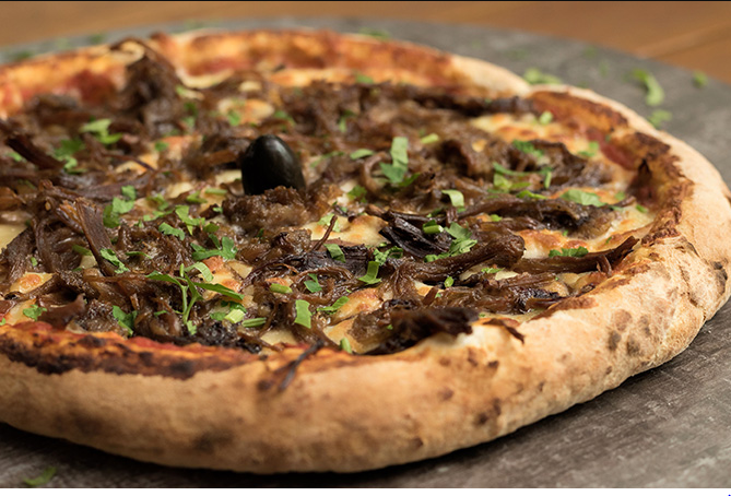 Você sabia que os Gaúchos do Rio Grande do Sul tem em seu costume nas pizzarias trazerem em seu cardápio opções como pizza de coração de galinha, pizza de vazio, pizza de picanha, pizza de costela gaúcha, pizza de cupim e com queijo defumado, se o churrasco gaúcho é top imagina a pizza de churrasco, deve ser uma explosão de sabor.