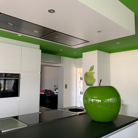 Keuken in wit met appelgroen plafond.