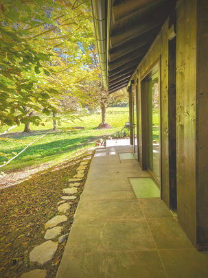 Porch and terrace of Rèfol Lodge in Ledro