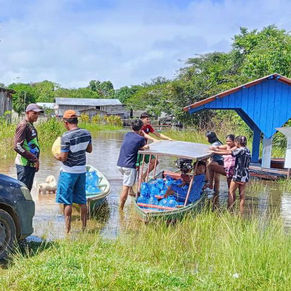 Prefeitura de Cruzeiro do Sul distribuirá mais de 2 mil galões de água mineral nesta sexta-feira para famílias atingidas pela cheia do Rio Juruá