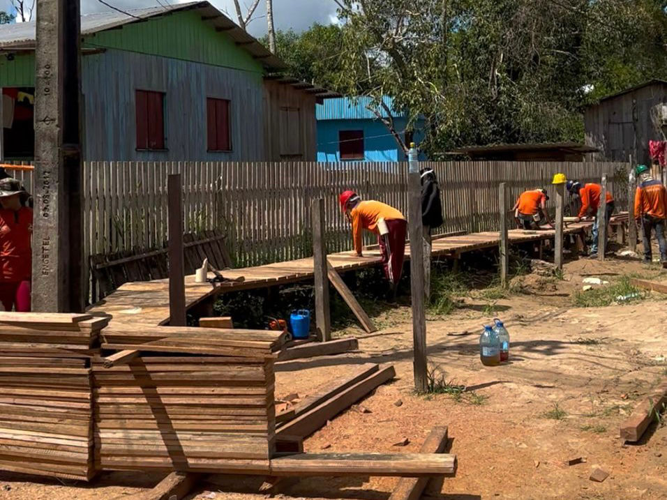 Prefeitura de Cruzeiro do Sul amplia construção de trapiches para garantir acesso e segurança
