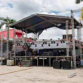 Já está pronto o palco para o show da dupla Cleber e Cauan em Cruzeiro do Sul