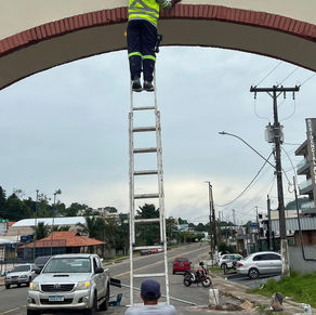Prefeitura de Cruzeiro do Sul instala sinalização no portal da Avenida Coronel Mâncio Lima