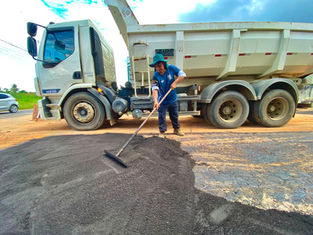 Prefeitura de Cruzeiro do Sul avança com frentes de trabalho de pavimentação, recuperação de ramais e limpeza urbana