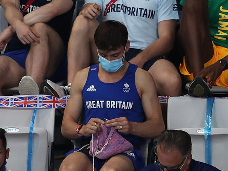 El clavadista olímpico Tom Daley fue captado mientras tejía a crochet