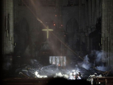 Altar, cruz y corona de espinas de Cristo intactas tras incendio en Catedral de Notre Dame