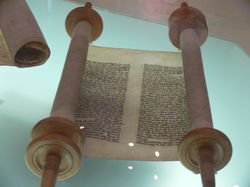 Tora - Biblia hebrajska.