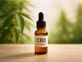 Neutrale CBD Glasflasche vor natürlichem Hintergrund – Cannabidiol einfach erklärt
