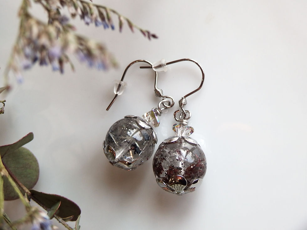 サムネイル： グロッシュラーガーネットinガーデンクォーツ13.5mmのピアス【ザンビア産】