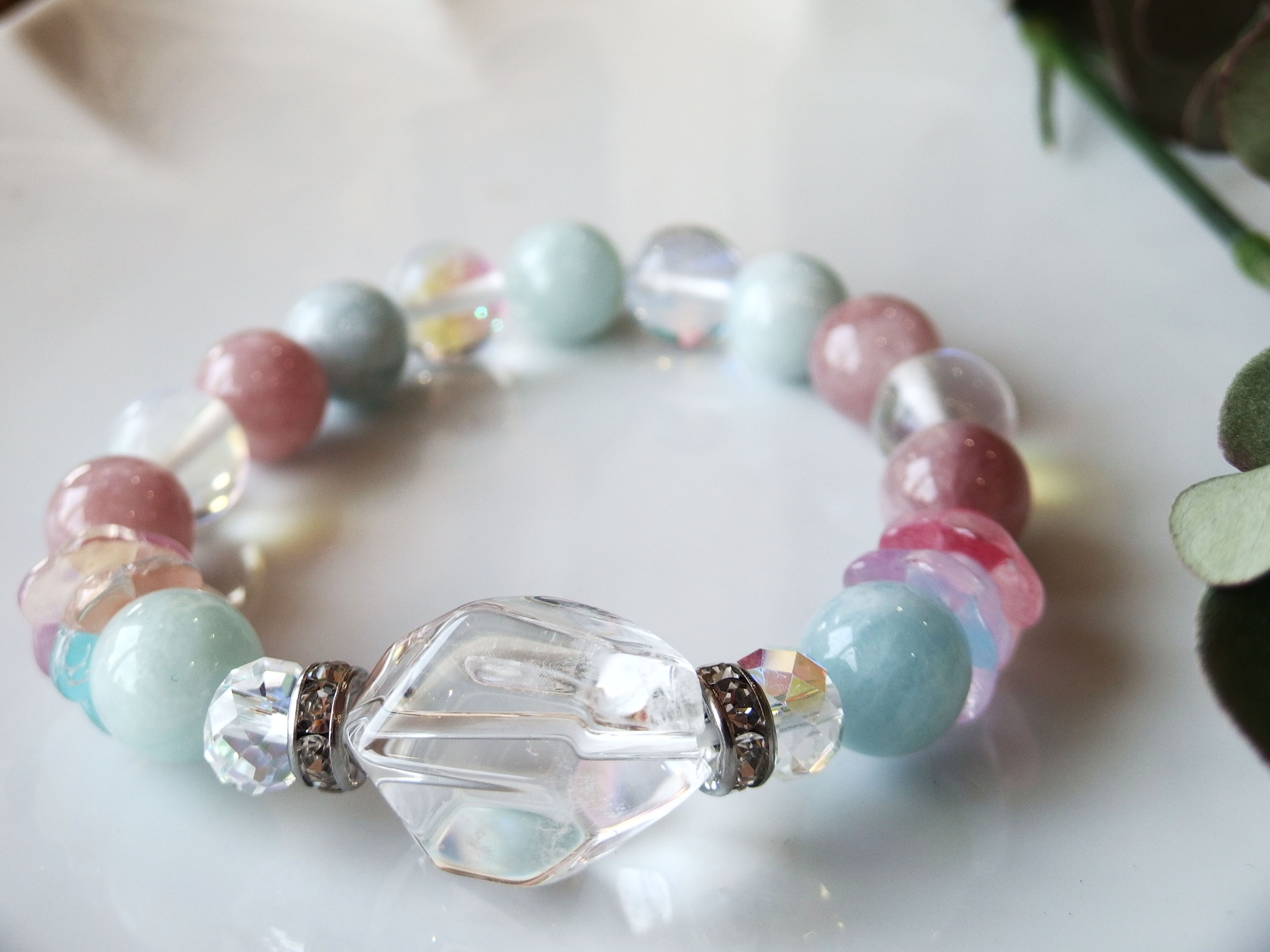 静かに心をほどくアクアマリン10mmとグァバクォーツ、乳白色のフラワーを添えて ②