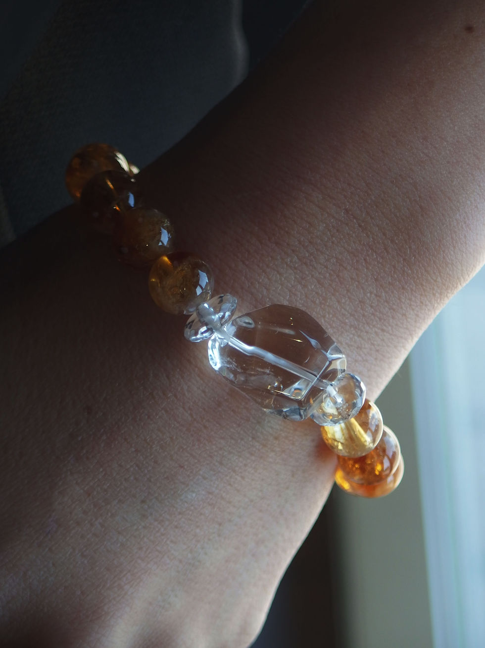 サムネイル： 美しい光の結晶・ブランデーシトリン10mmに水晶(ラフカット)を添えて ②