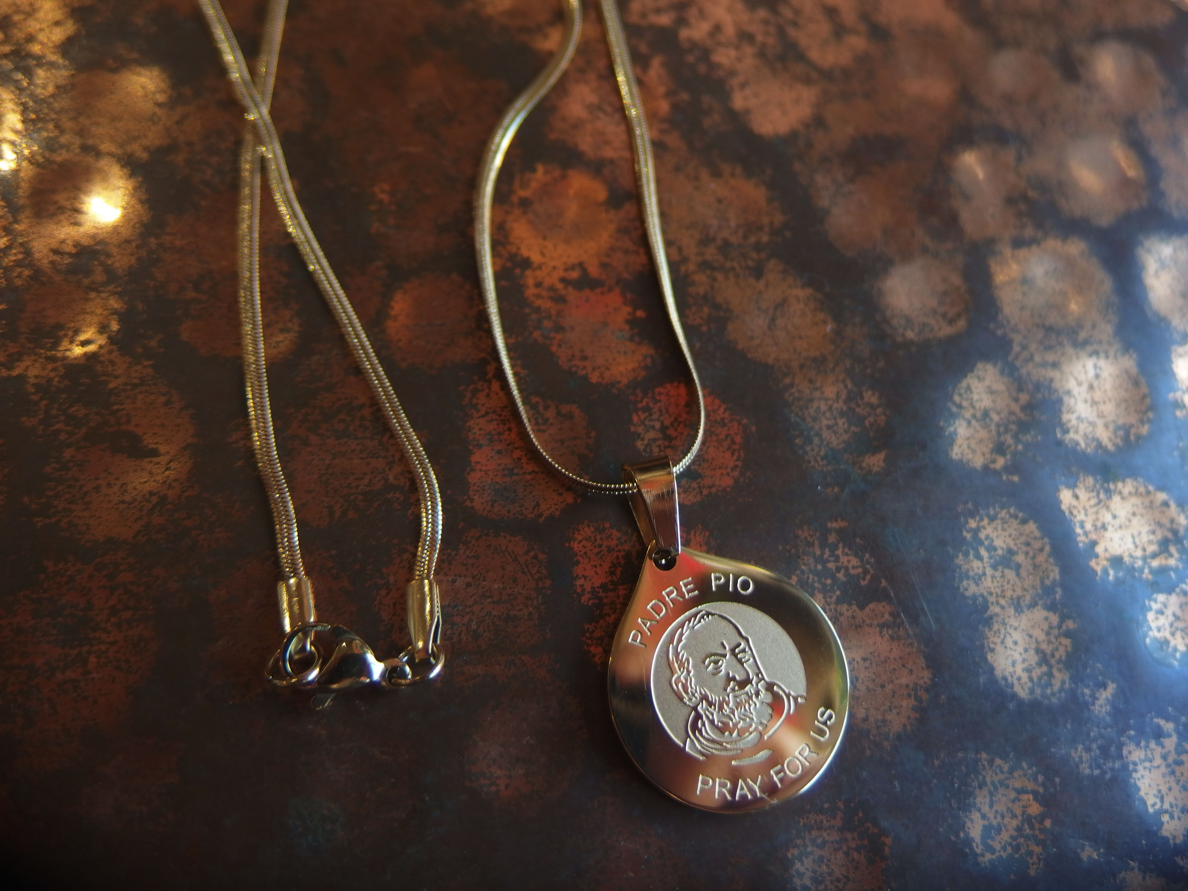 フィリピン・マニラ大聖堂メダイユnecklace ①【2点あり・買い付け品の為 再入荷不可】