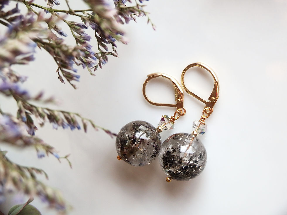 サムネイル： グロッシュラーガーネットinガーデンクォーツ13.5mmのピアス【ザンビア産】