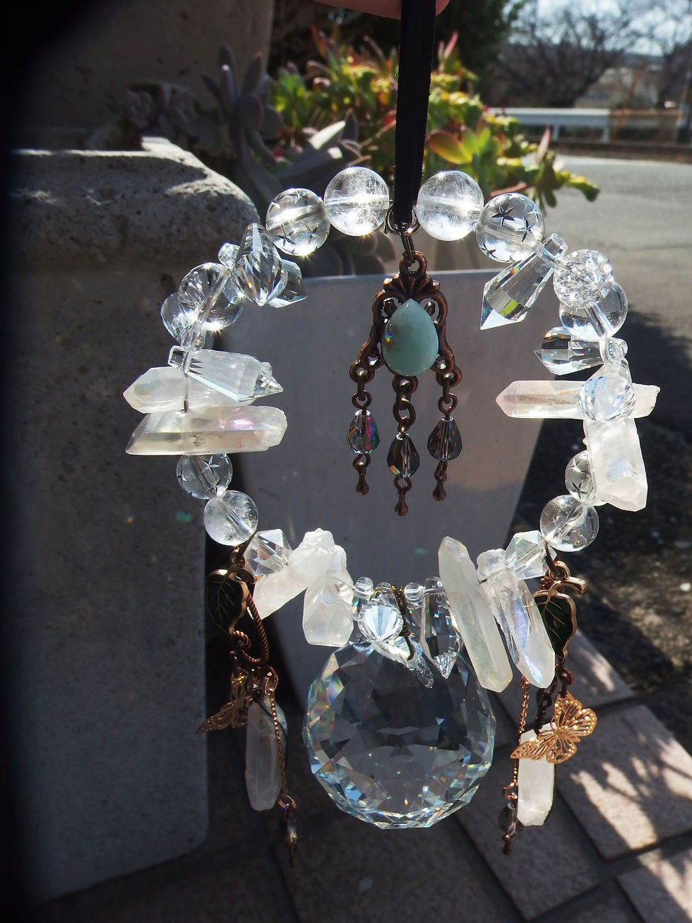 サムネイル： 《ラリマーの雫》光の衣を美しく纏わせる運命の輪・サンキャッチャー