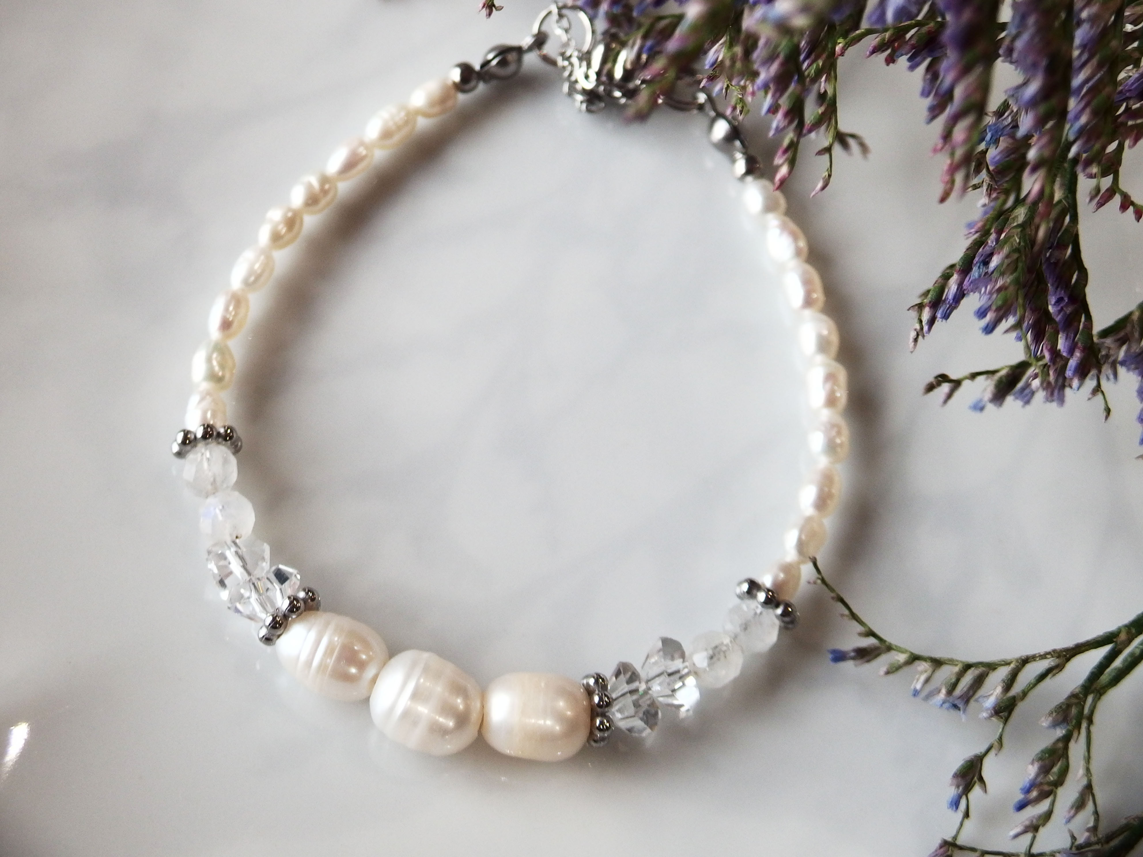 淡水パールにレインボームーンストーンを合わせて