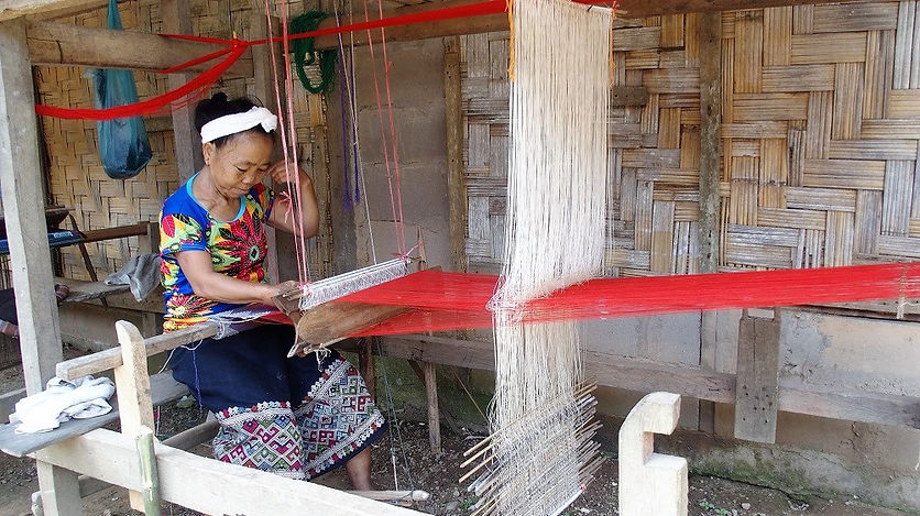 Felle laotienne qui tisse une jupe en soie au Laos