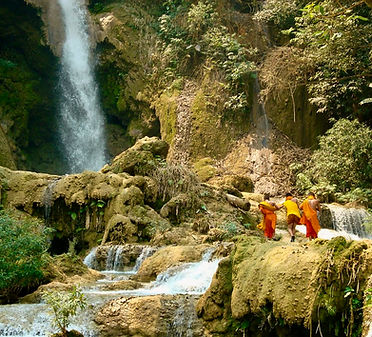 Cascade sur le chemin d'un trekking au Laos