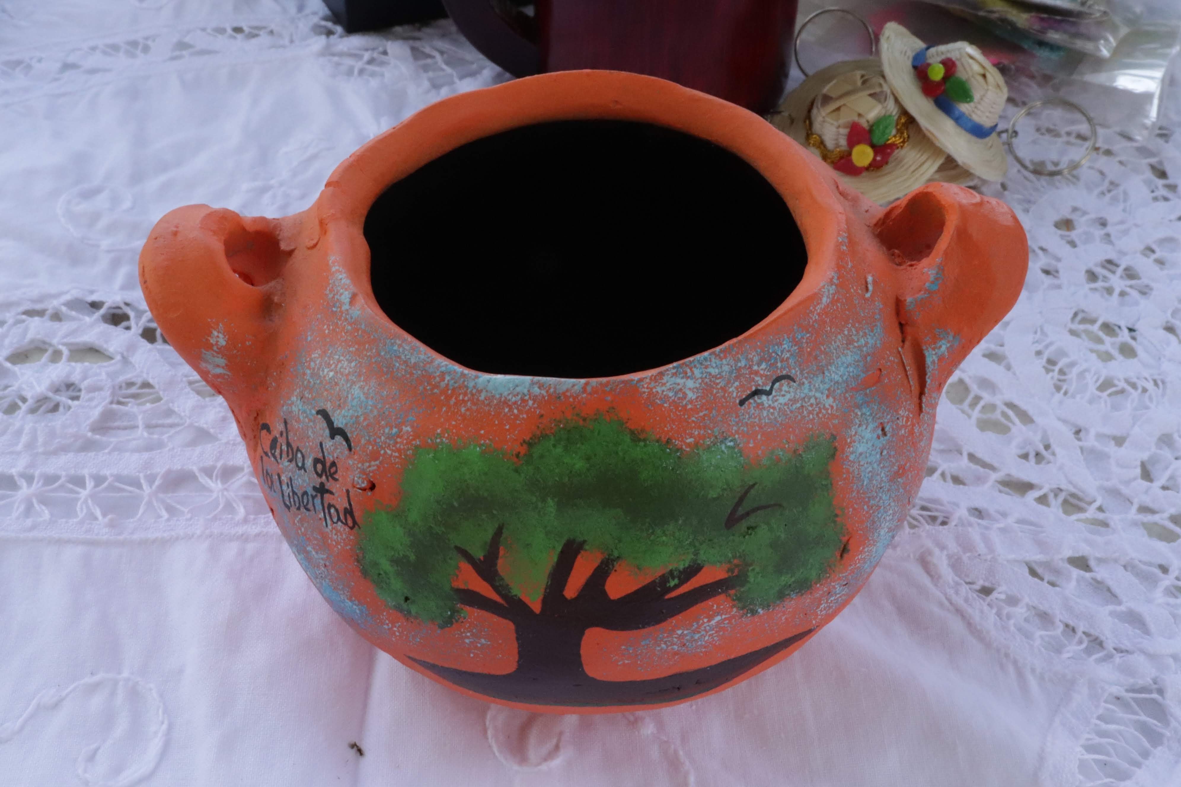 Tinaja de barro decorada