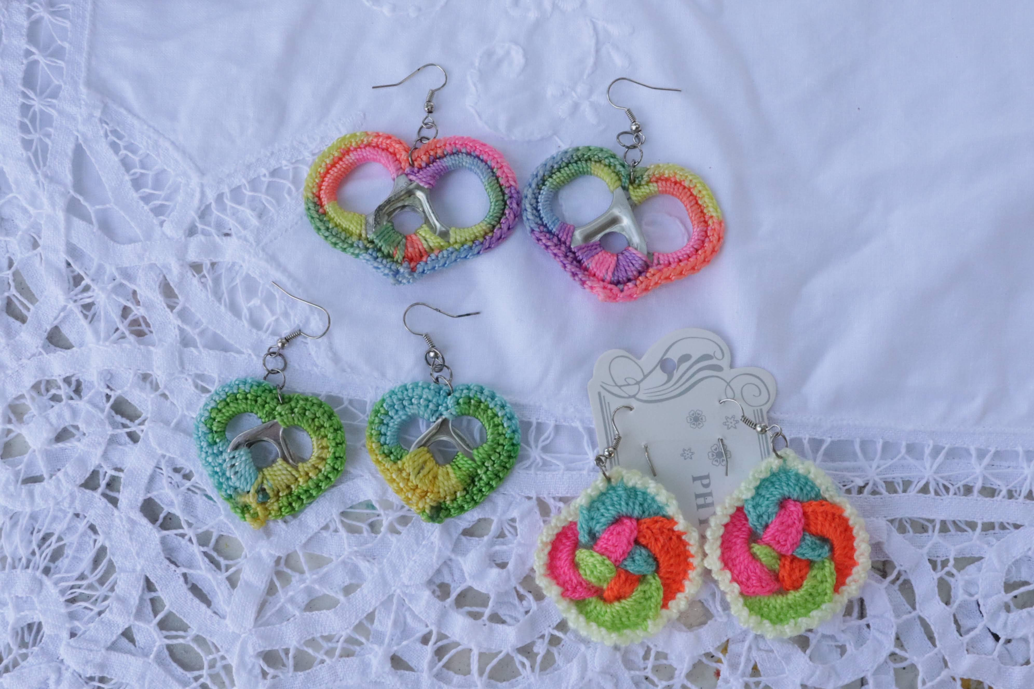 Aretes en anillas y tejido