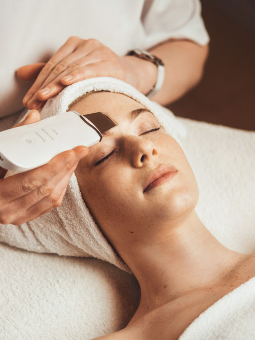 Facial with Microcurrent