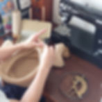 和紙帽子をかぎ針編みで編む様子