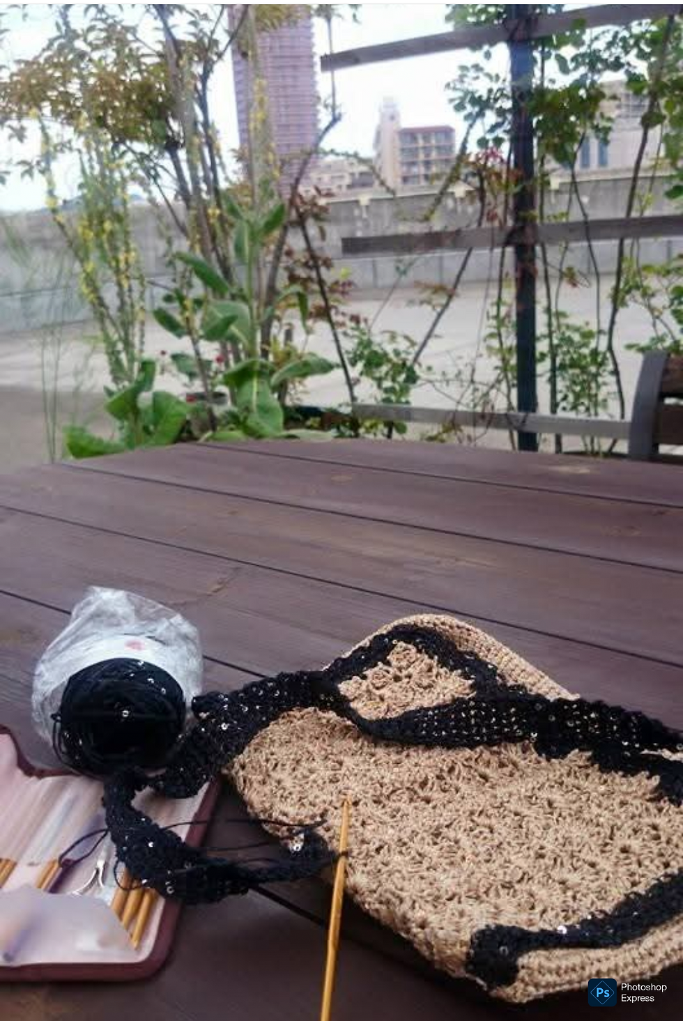 昼休みに屋上で編み物