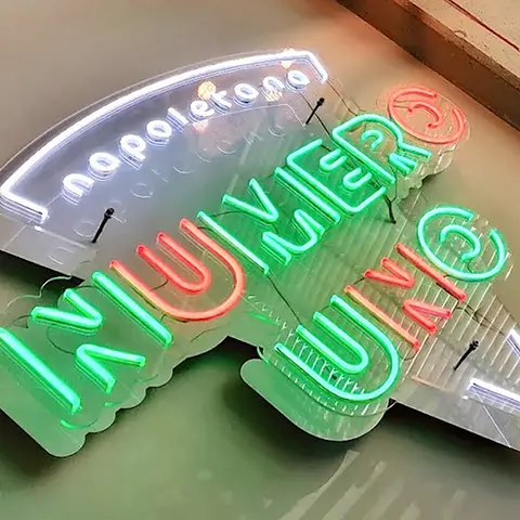 logo pizzerii neon zielono czerwony