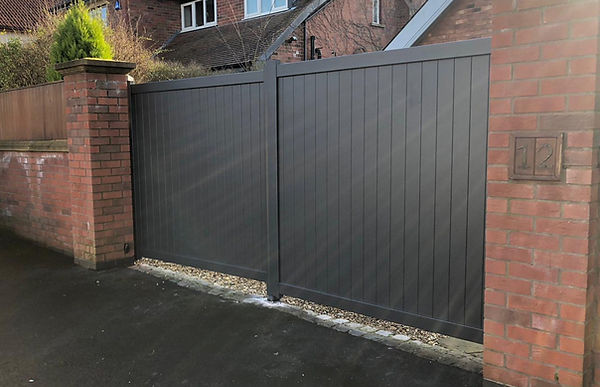 Aluminium driveway gate