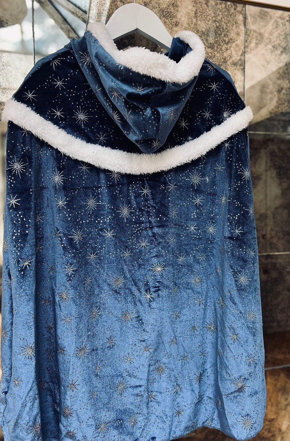 Miniatura: Blue velvet cape with fur trim