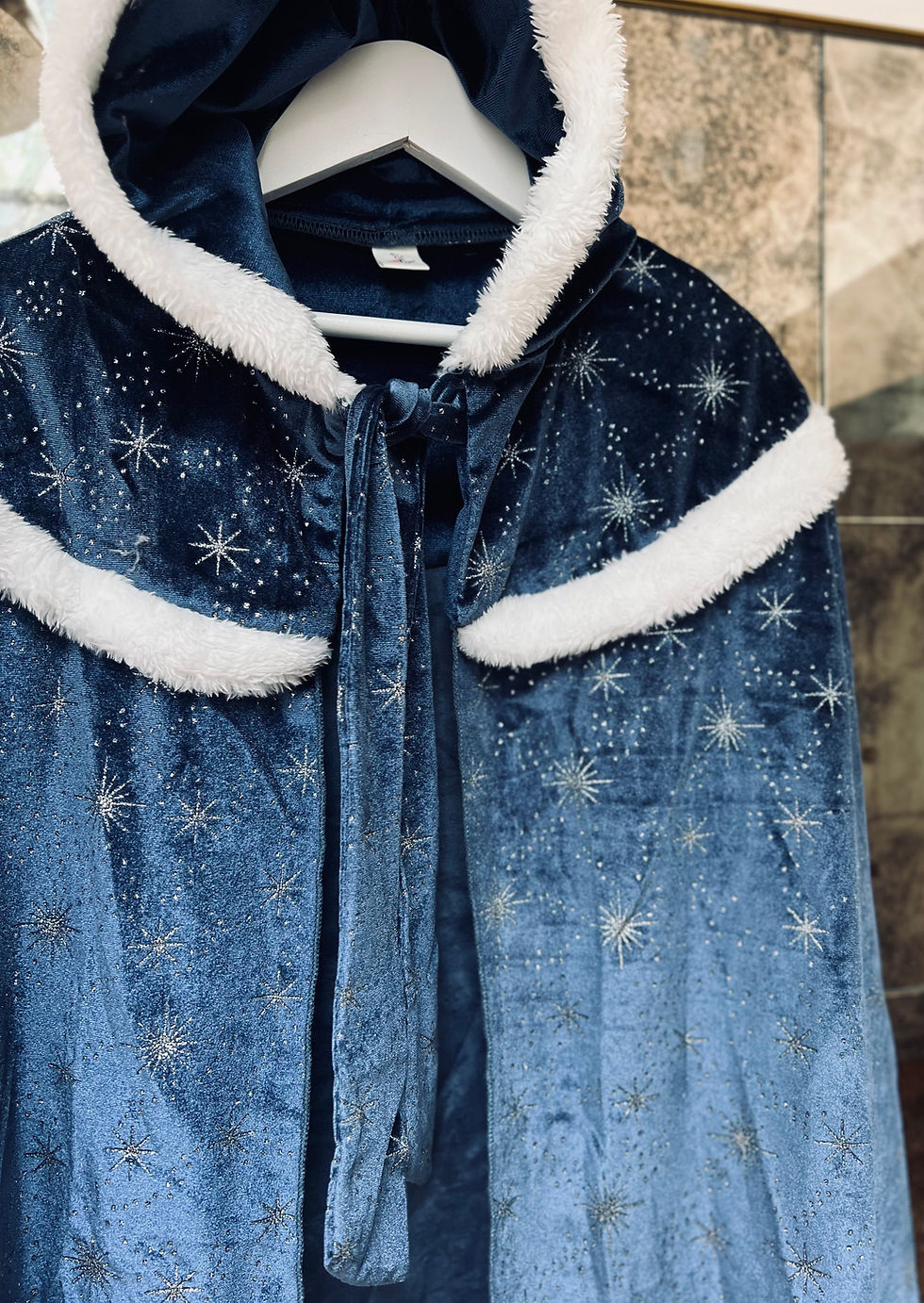 Miniatura: Blue velvet cape with fur trim