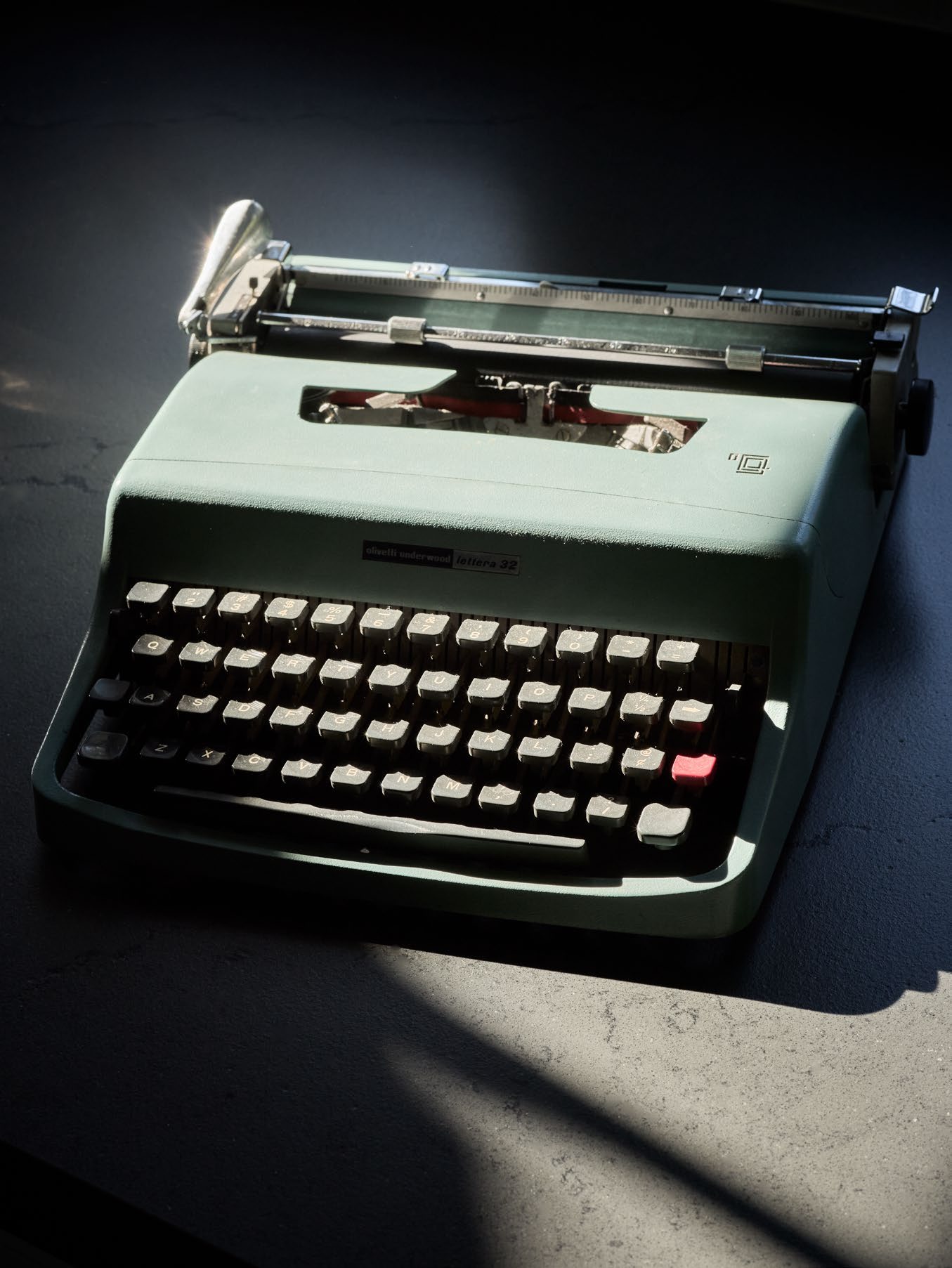 Lot 174 — JACK DUNPHY’S OLIVETTI UNDERWOOD LETTERA 32 PORTABLE TYPEWRITER