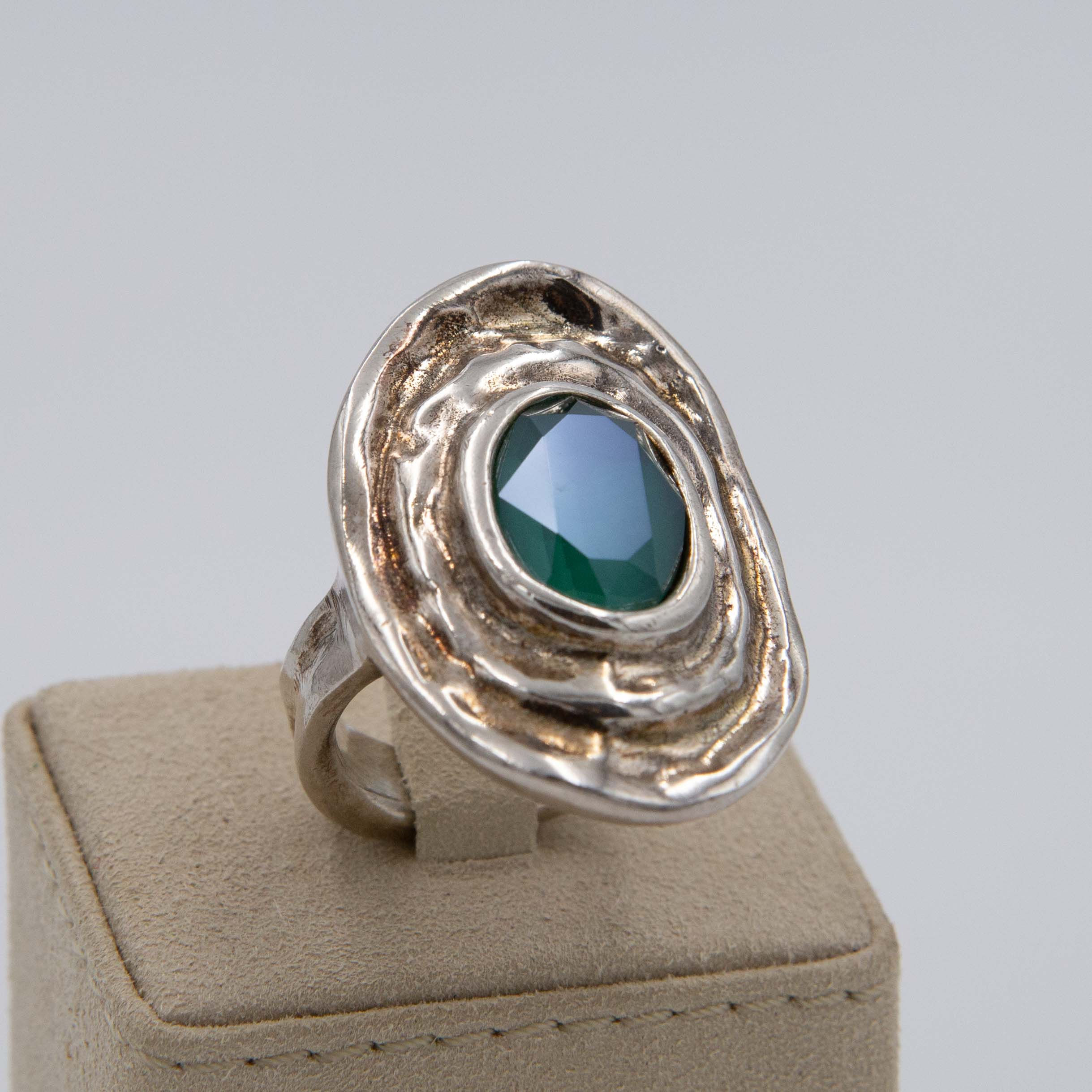 Anello ovale e pietra dura