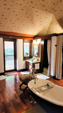 Luxurious bathroom at Oberoi Vanyavilas hotel in in Ranthambore, India, on Elegant Escape, the best luxury Travel Blog.