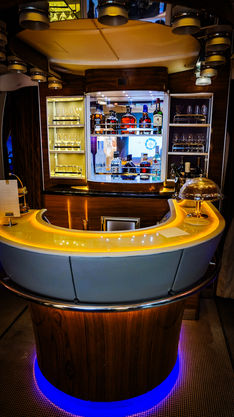 Bar on Emirates A380 in Business Class. Flight review. Luxury travel. First Class. Best travel blog.