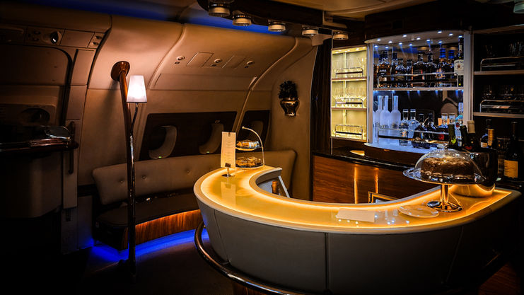 Bar and lounge area for business class and first class passengers on Emirates A380 in Business Class. Flight review. Luxury travel. First Class. Best travel blog.
