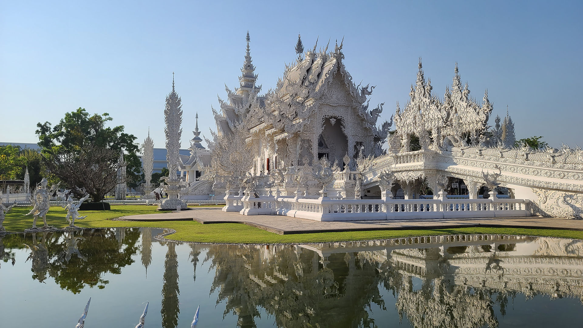 Pond in front of the white temple in Chiang Rai outside Chiang Mai Thailand. Travel Blog. What to do in Chiang Mai. Guide.