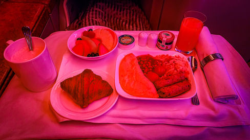 Breakfast omelet on Emirates A380 in Business Class. Flight review. Luxury travel. First Class. Best travel blog.
