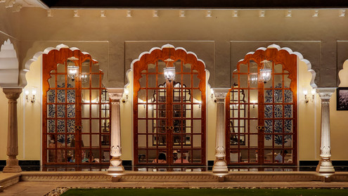 Courtyard restaurant at Oberoi Vanyavilas hotel in Ranthambore, India, on Elegant Escape, the best luxury Travel Blog.