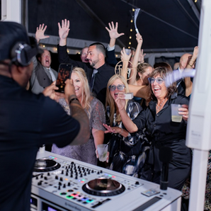 How DJs Read the Crowd and Build the Perfect Party Flow